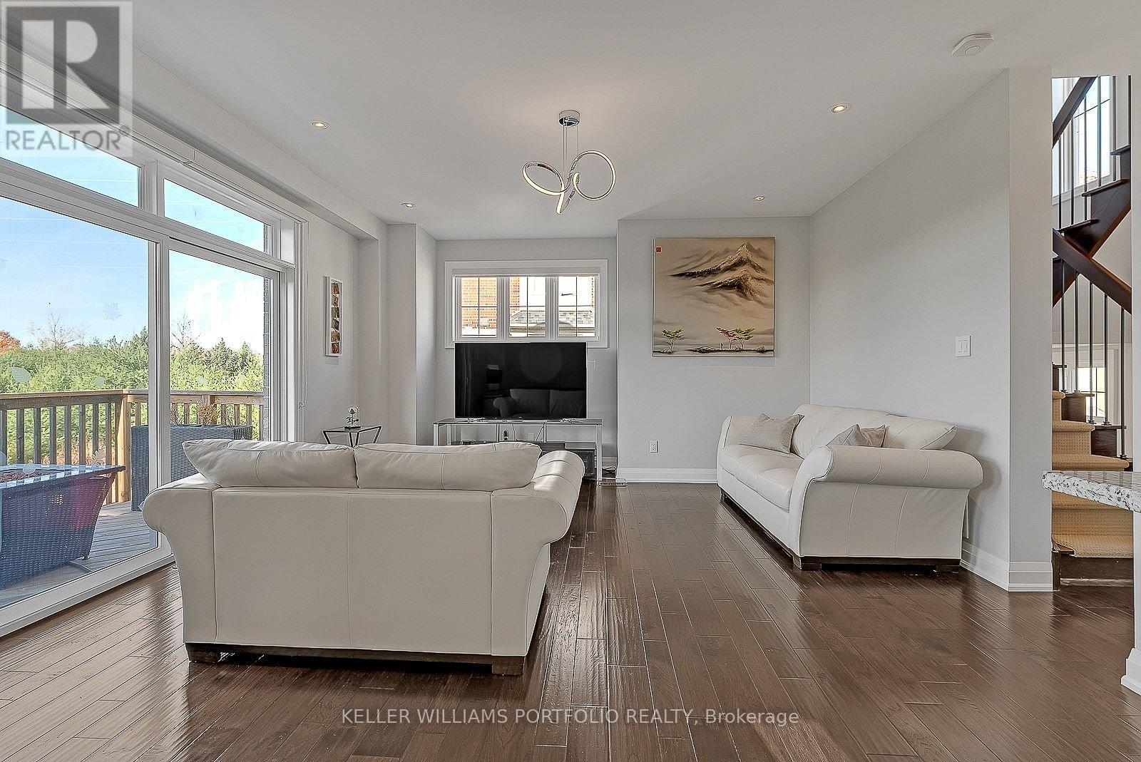 2016 Deerview Common, Oakville, ON - Indoor Photo Showing Living Room
