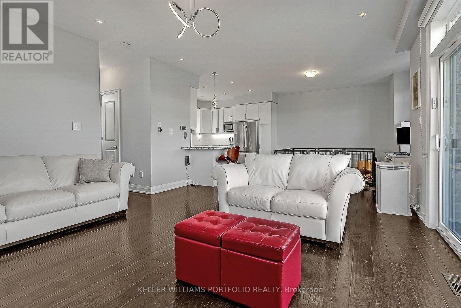 2016 Deerview Common, Oakville, ON - Indoor Photo Showing Living Room