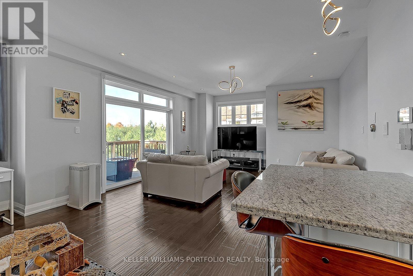 2016 Deerview Common, Oakville, ON - Indoor Photo Showing Living Room