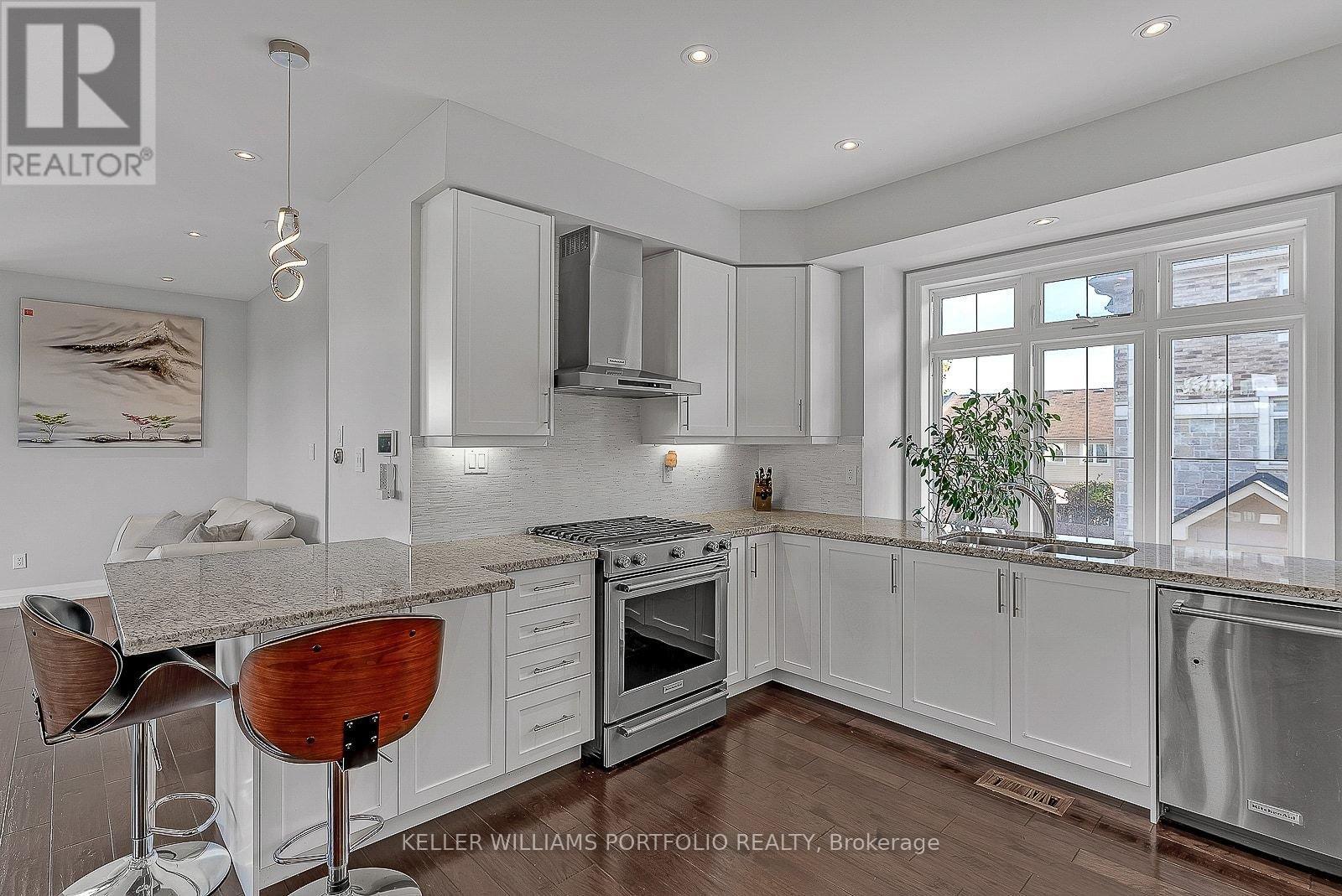 2016 Deerview Common, Oakville, ON - Indoor Photo Showing Kitchen With Upgraded Kitchen