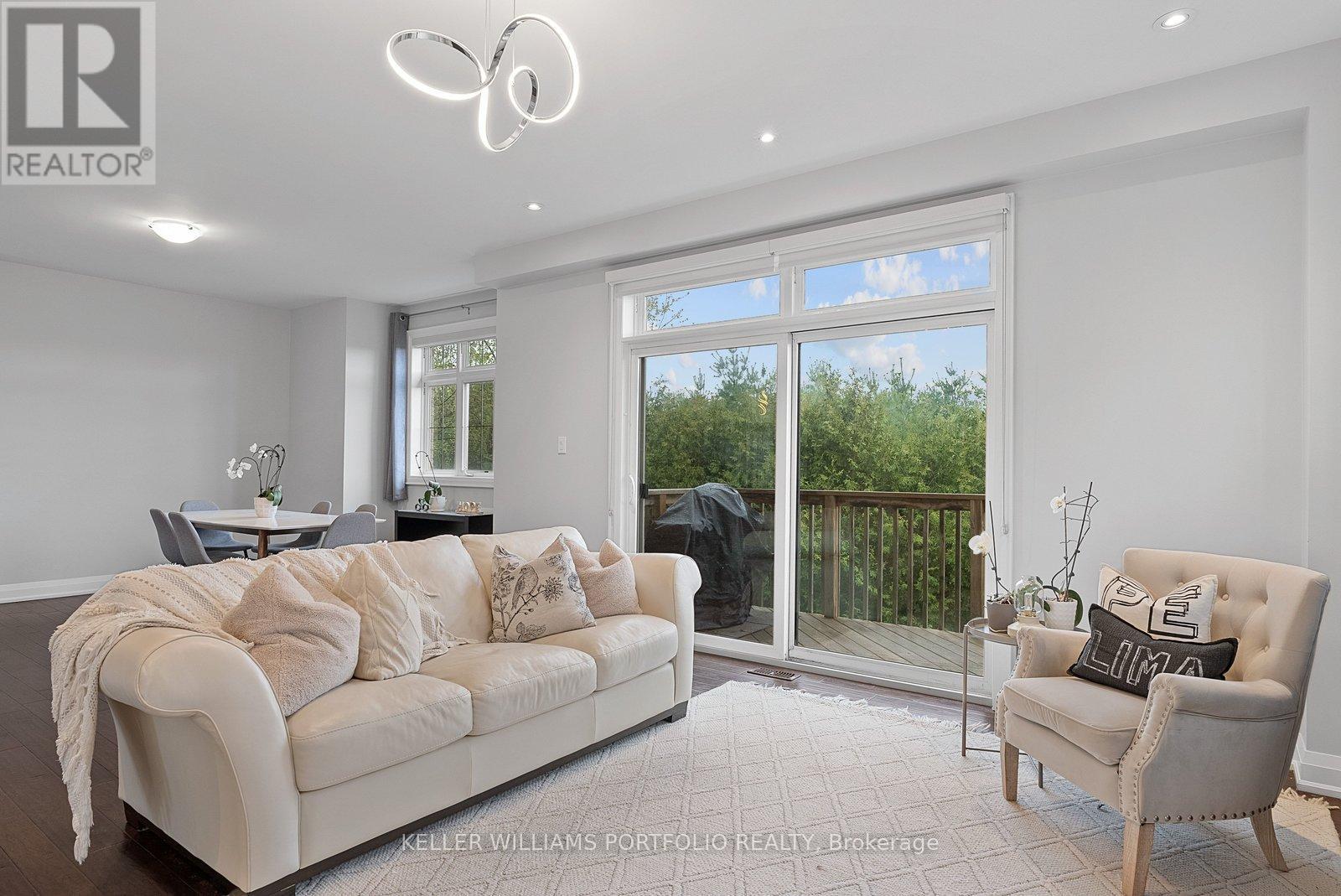 2016 Deerview Common, Oakville, ON - Indoor Photo Showing Living Room