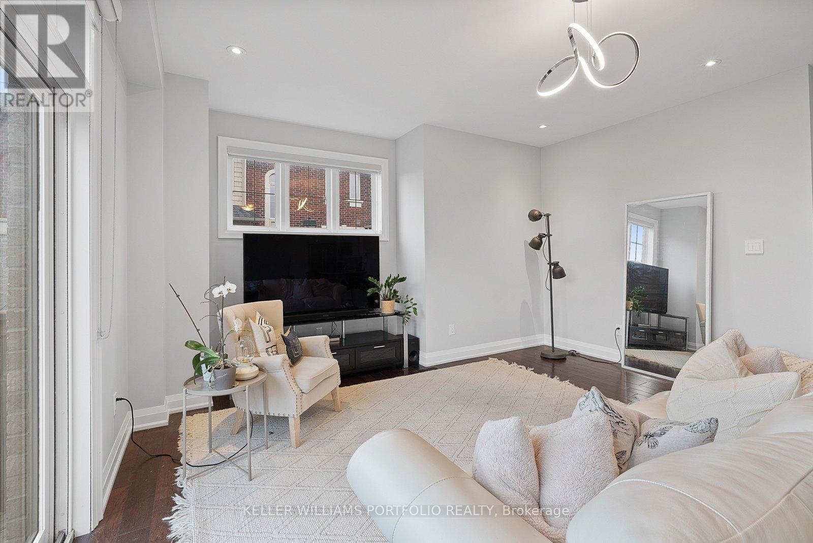 2016 Deerview Common, Oakville, ON - Indoor Photo Showing Living Room