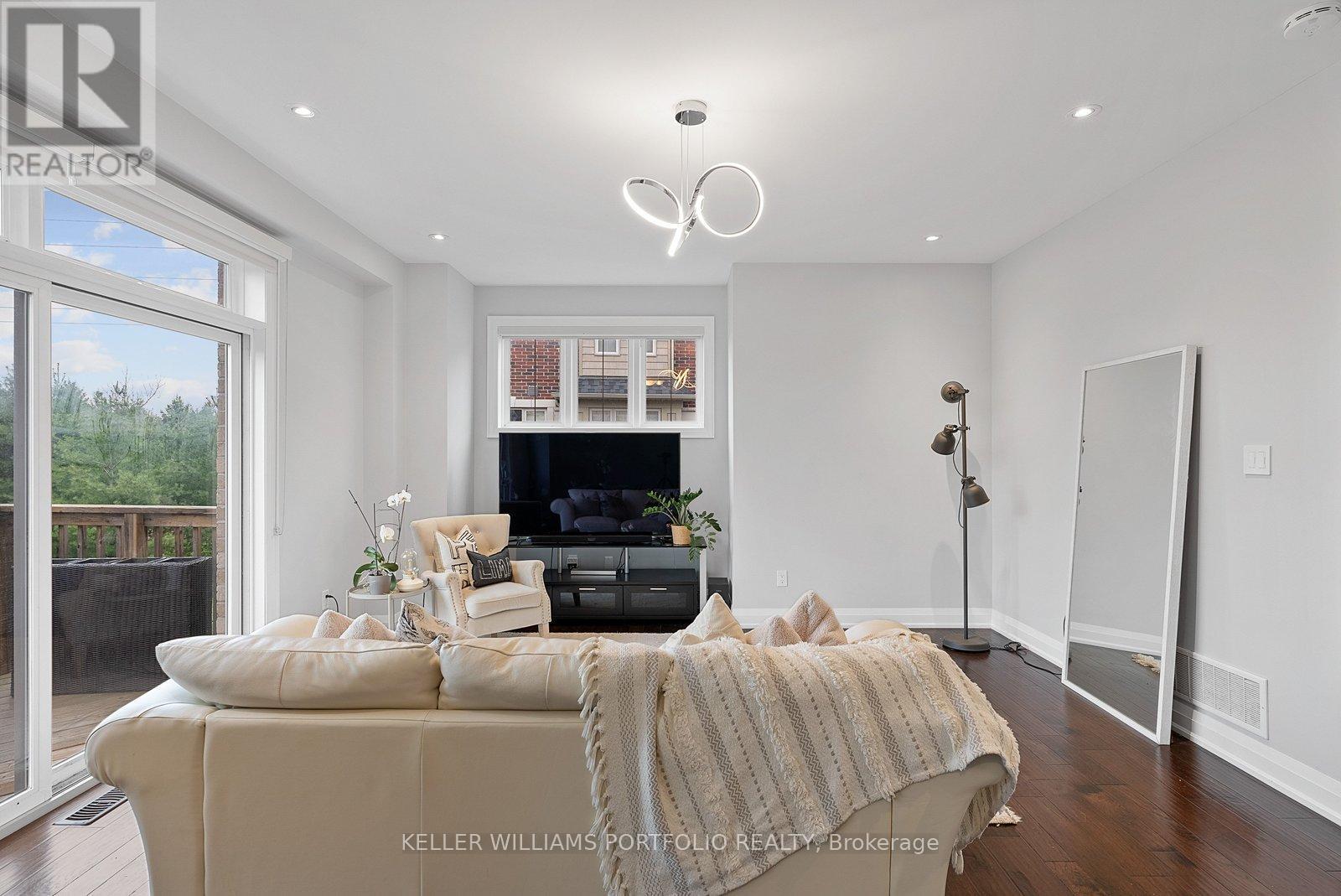 2016 Deerview Common, Oakville, ON - Indoor Photo Showing Living Room