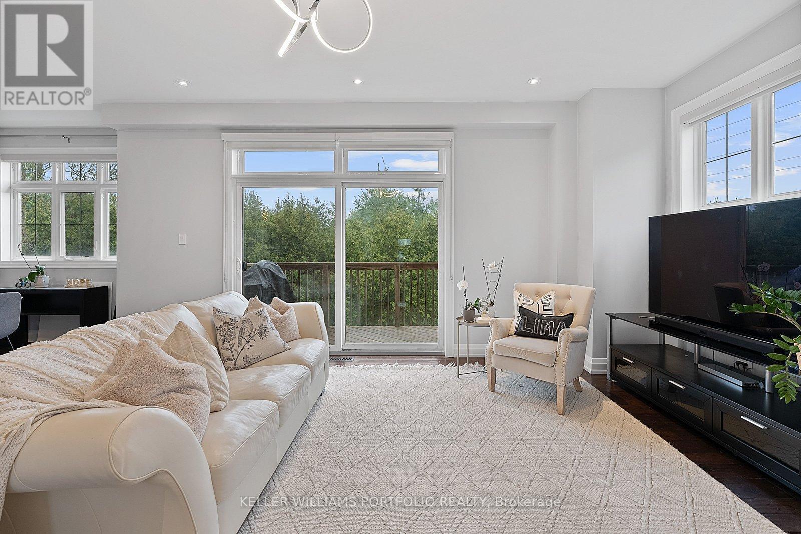 2016 Deerview Common, Oakville, ON - Indoor Photo Showing Living Room