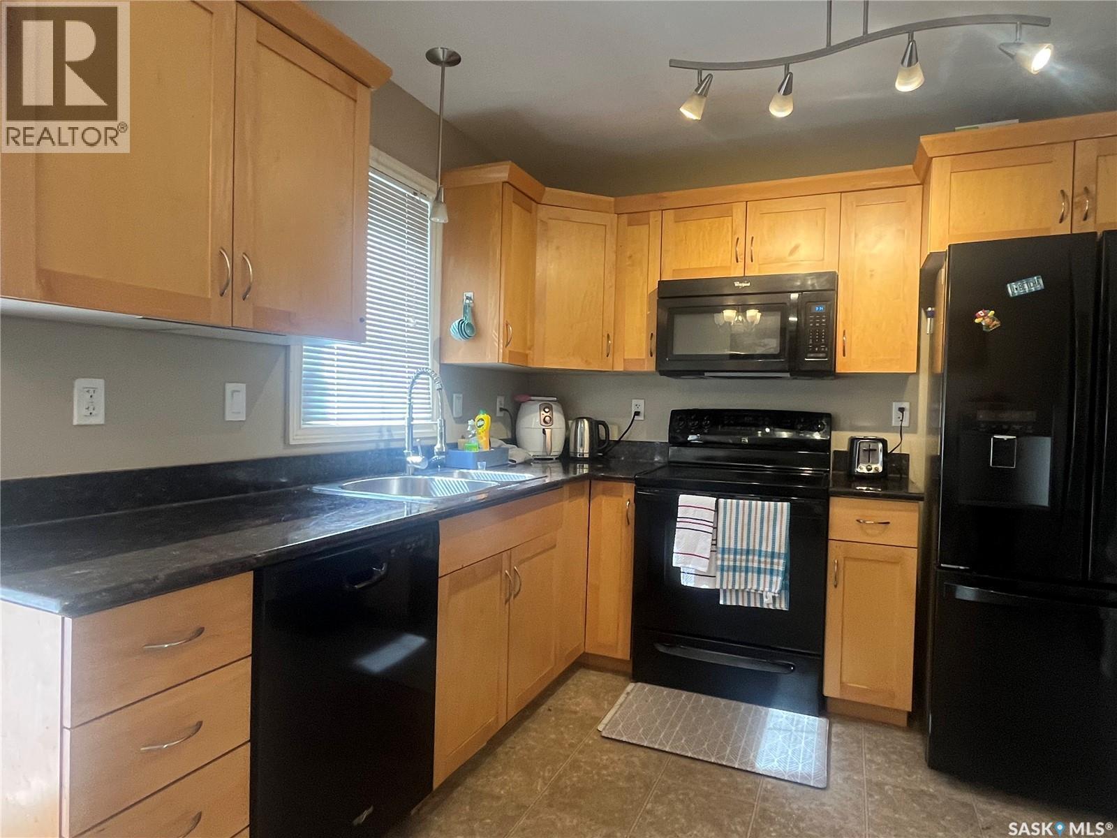 207 303 Slimmon Place, Saskatoon, SK - Indoor Photo Showing Kitchen With Double Sink