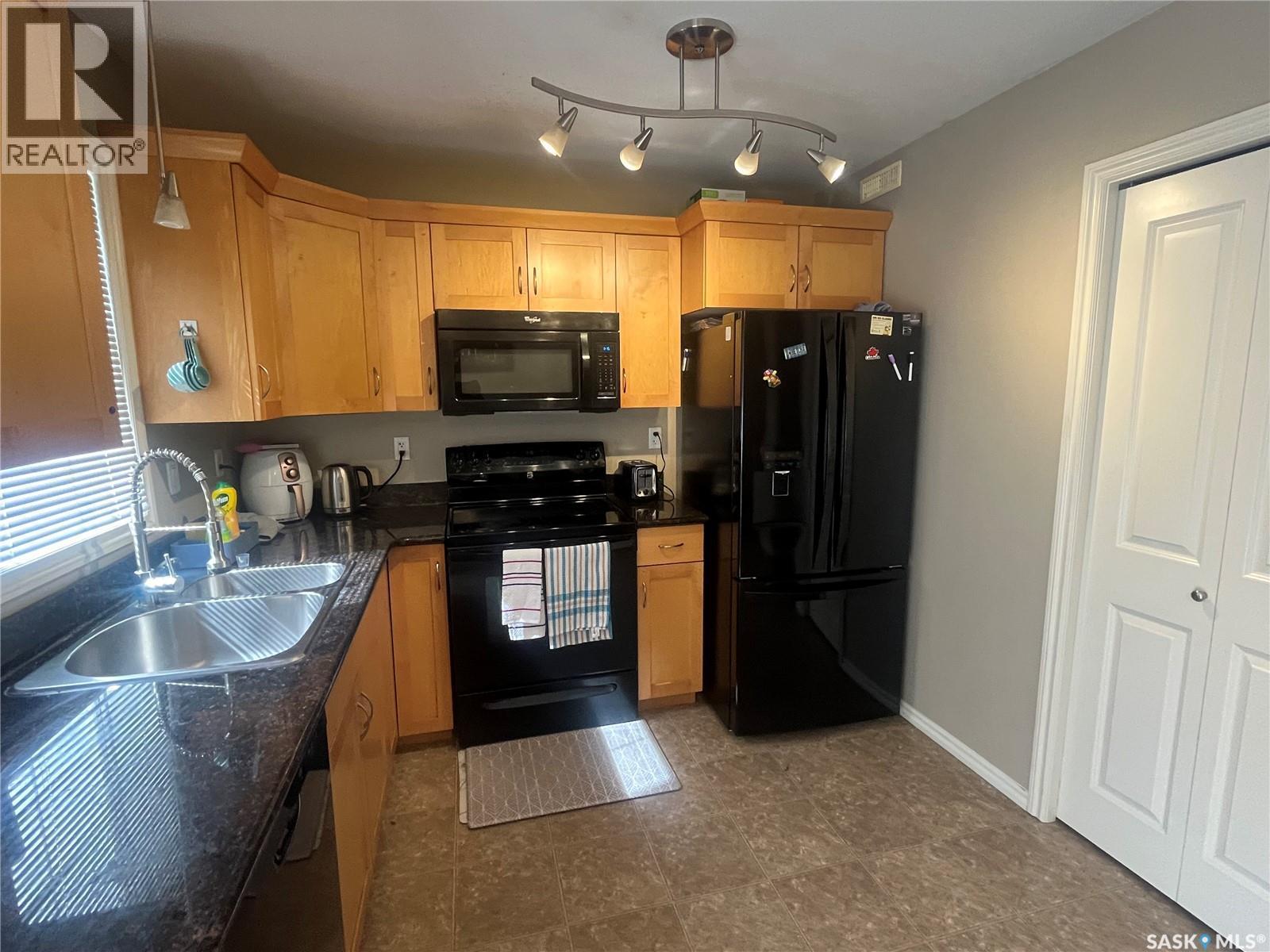 207 303 Slimmon Place, Saskatoon, SK - Indoor Photo Showing Kitchen With Double Sink