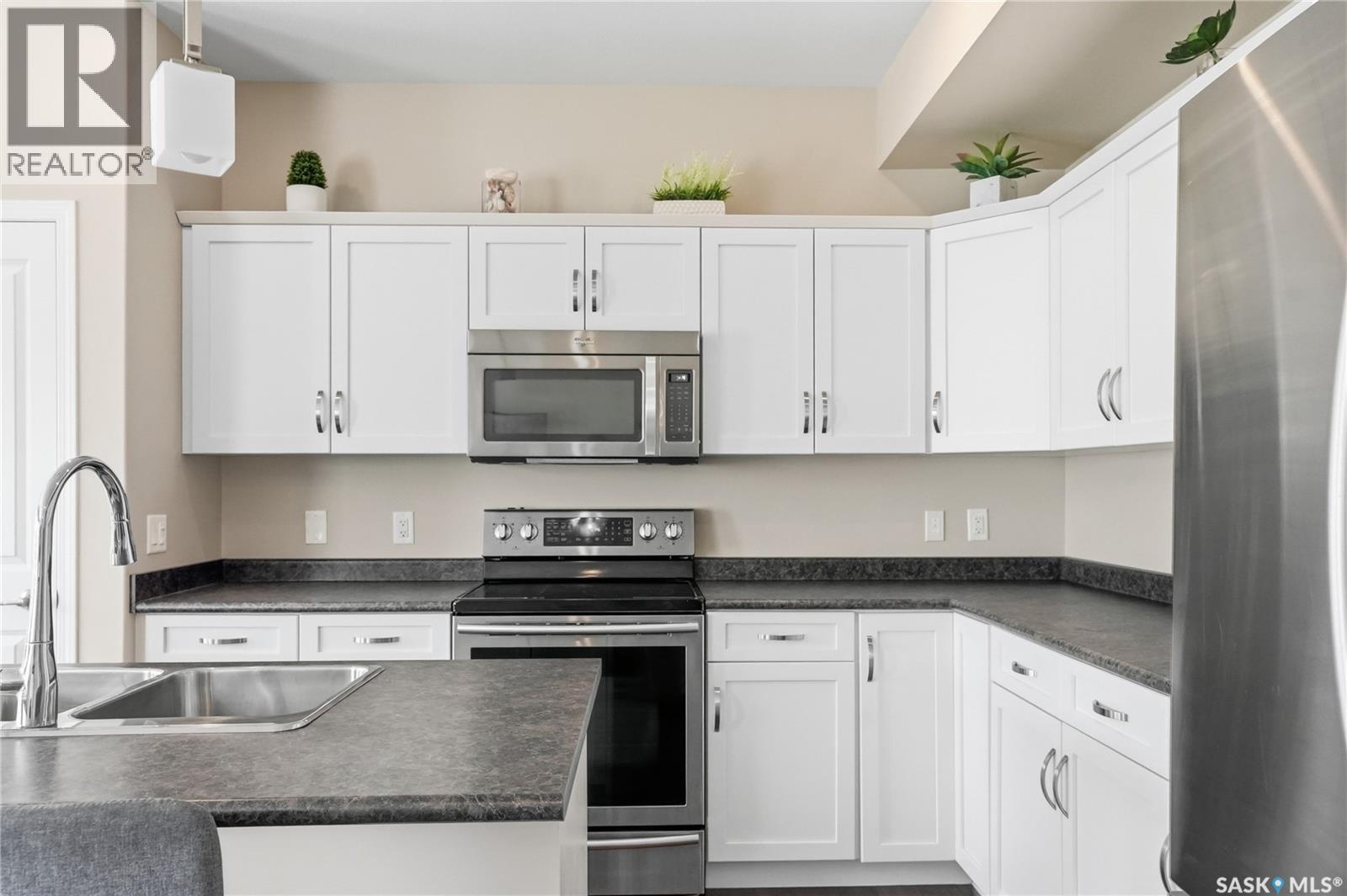 983 Pringle Cove, Saskatoon, SK - Indoor Photo Showing Kitchen