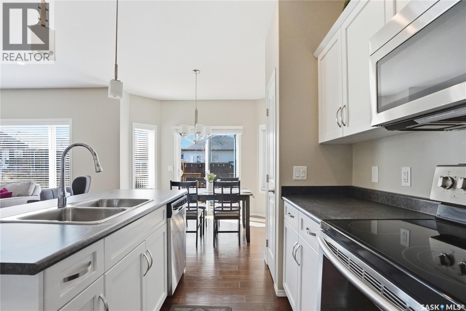983 Pringle Cove, Saskatoon, SK - Indoor Photo Showing Kitchen With Double Sink