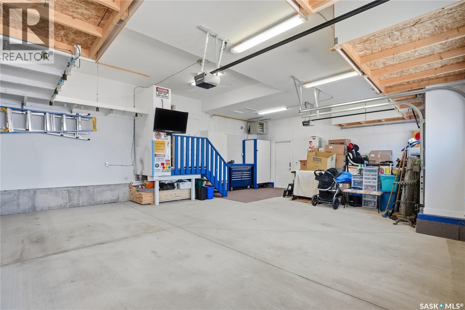983 Pringle Cove, Saskatoon, SK - Indoor Photo Showing Garage