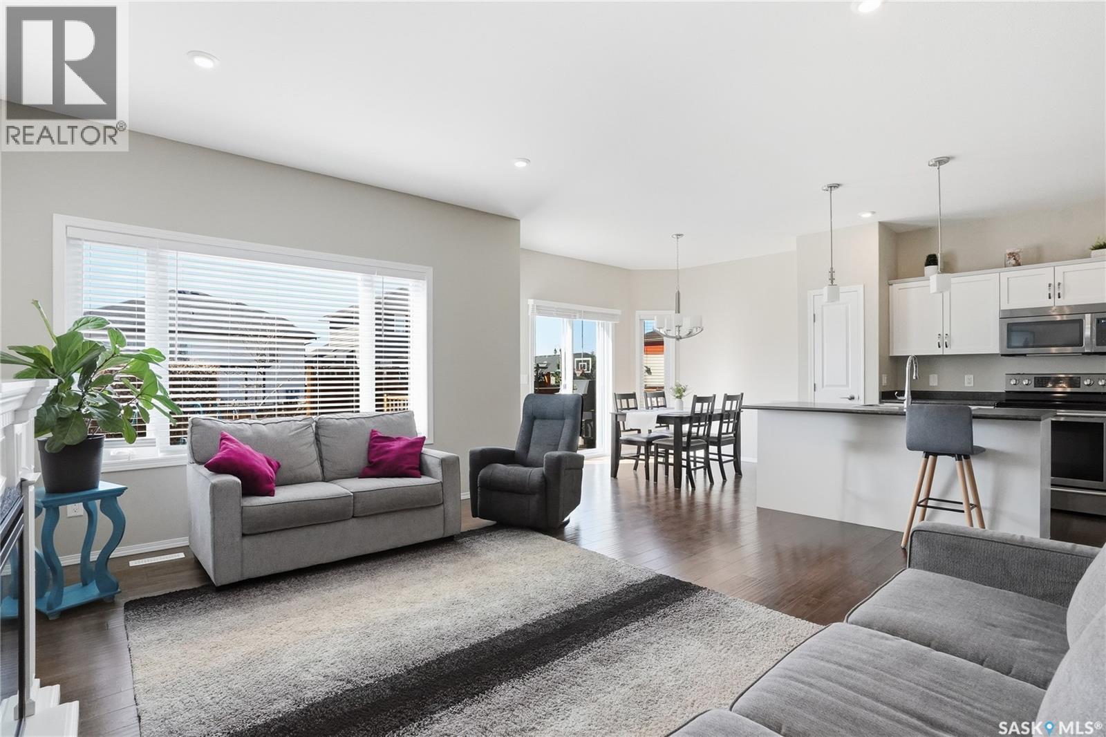 983 Pringle Cove, Saskatoon, SK - Indoor Photo Showing Living Room