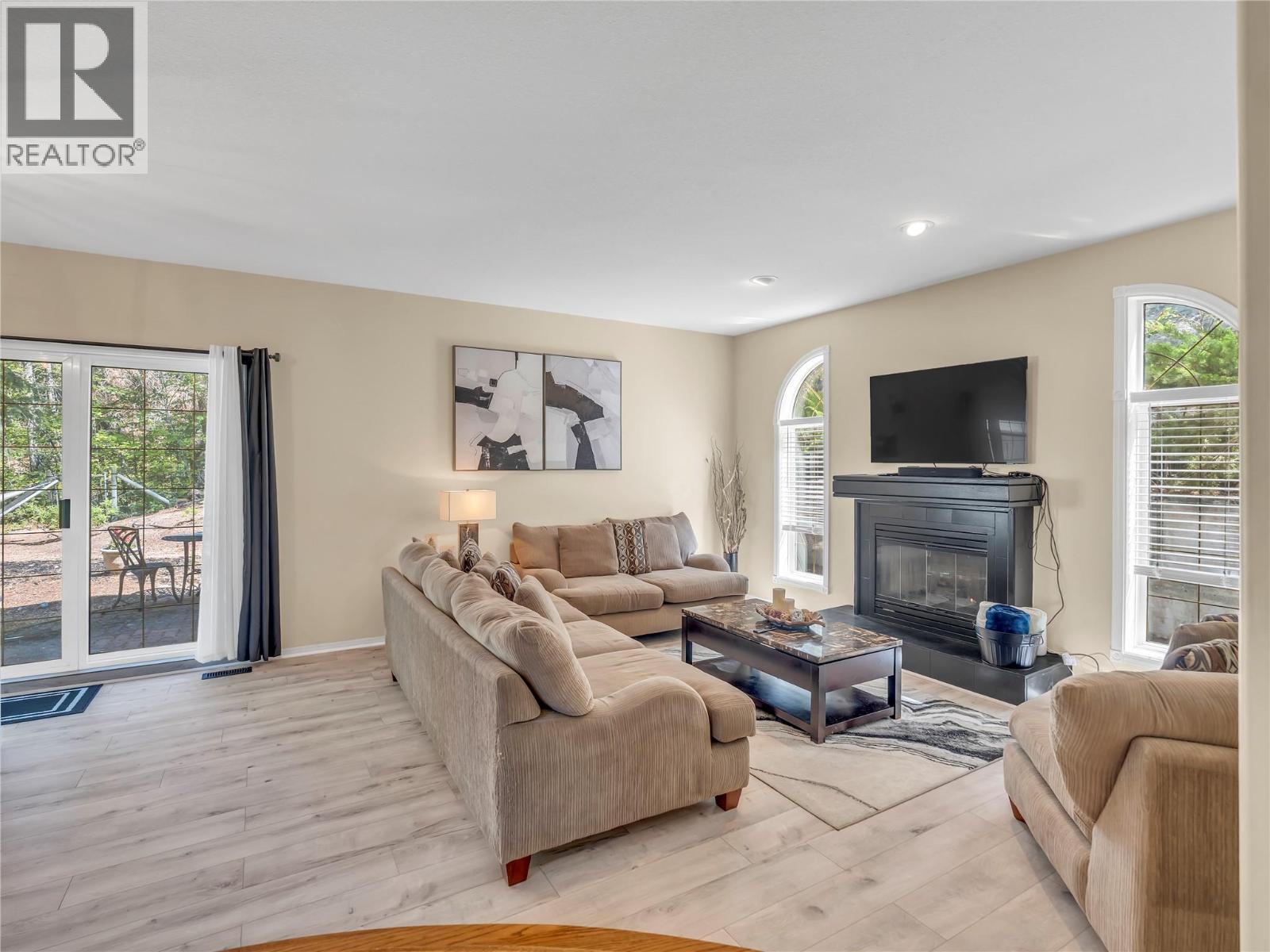 3257 Juniper Drive, Naramata, BC - Indoor Photo Showing Living Room With Fireplace