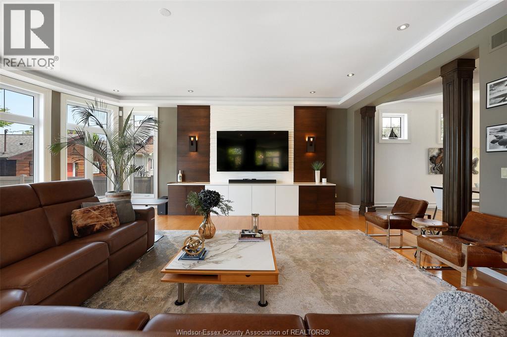 1740 Caille Avenue, Lakeshore, ON - Indoor Photo Showing Living Room