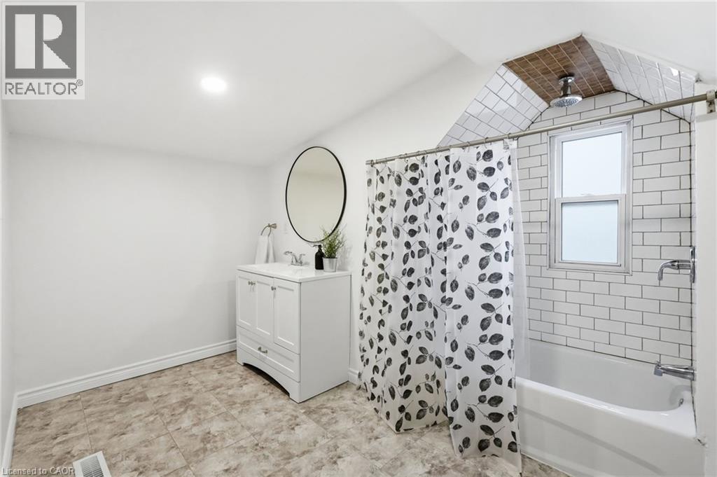 44 Whitfield Avenue, Hamilton, ON - Indoor Photo Showing Bathroom
