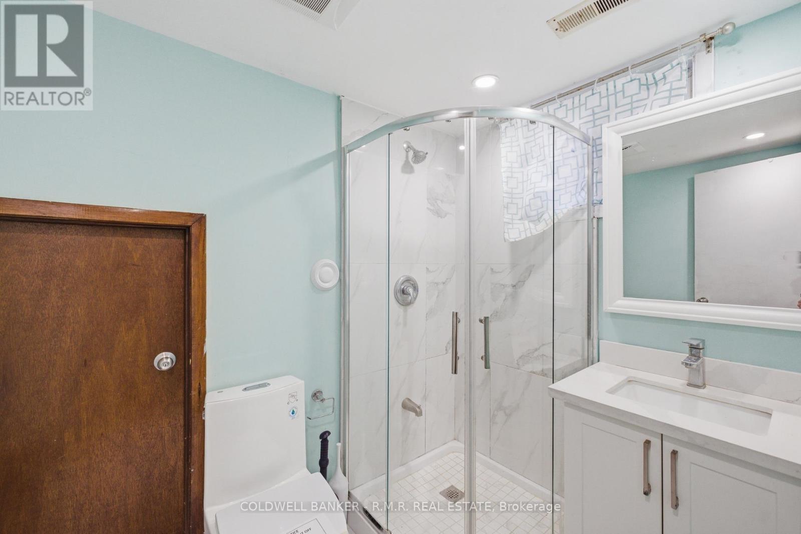 1549 Simcoe Street N, Oshawa (Samac), ON - Indoor Photo Showing Bathroom