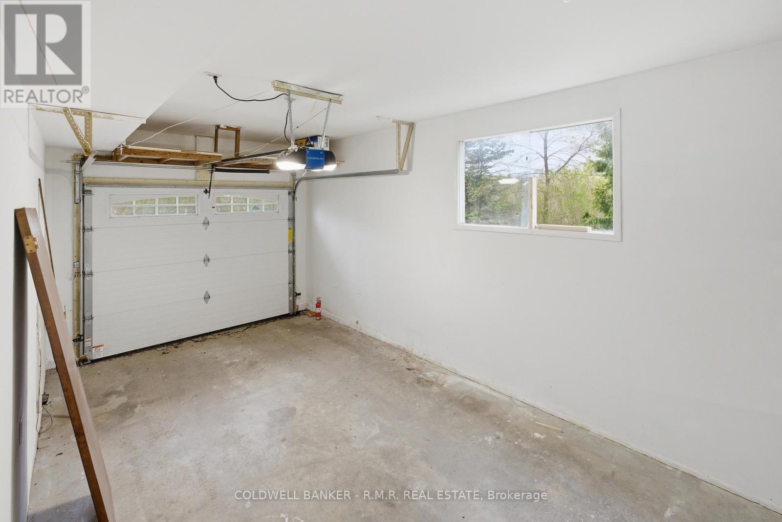 1549 Simcoe Street N, Oshawa (Samac), ON - Indoor Photo Showing Garage