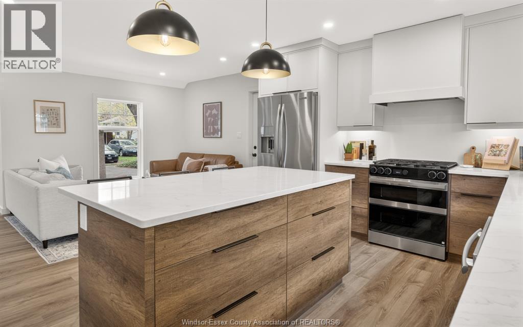 214 Coronado, Tecumseh, ON - Indoor Photo Showing Kitchen With Upgraded Kitchen