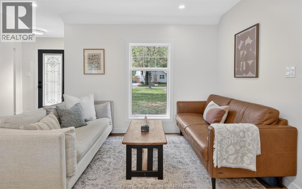214 Coronado, Tecumseh, ON - Indoor Photo Showing Living Room