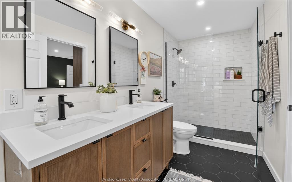 214 Coronado, Tecumseh, ON - Indoor Photo Showing Bathroom