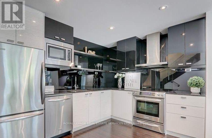 Th7 - 121 Mcmahon Drive, Toronto, ON - Indoor Photo Showing Kitchen
