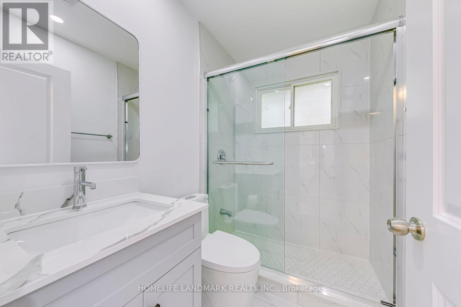 146 Manning Avenue, Hamilton, ON - Indoor Photo Showing Bathroom