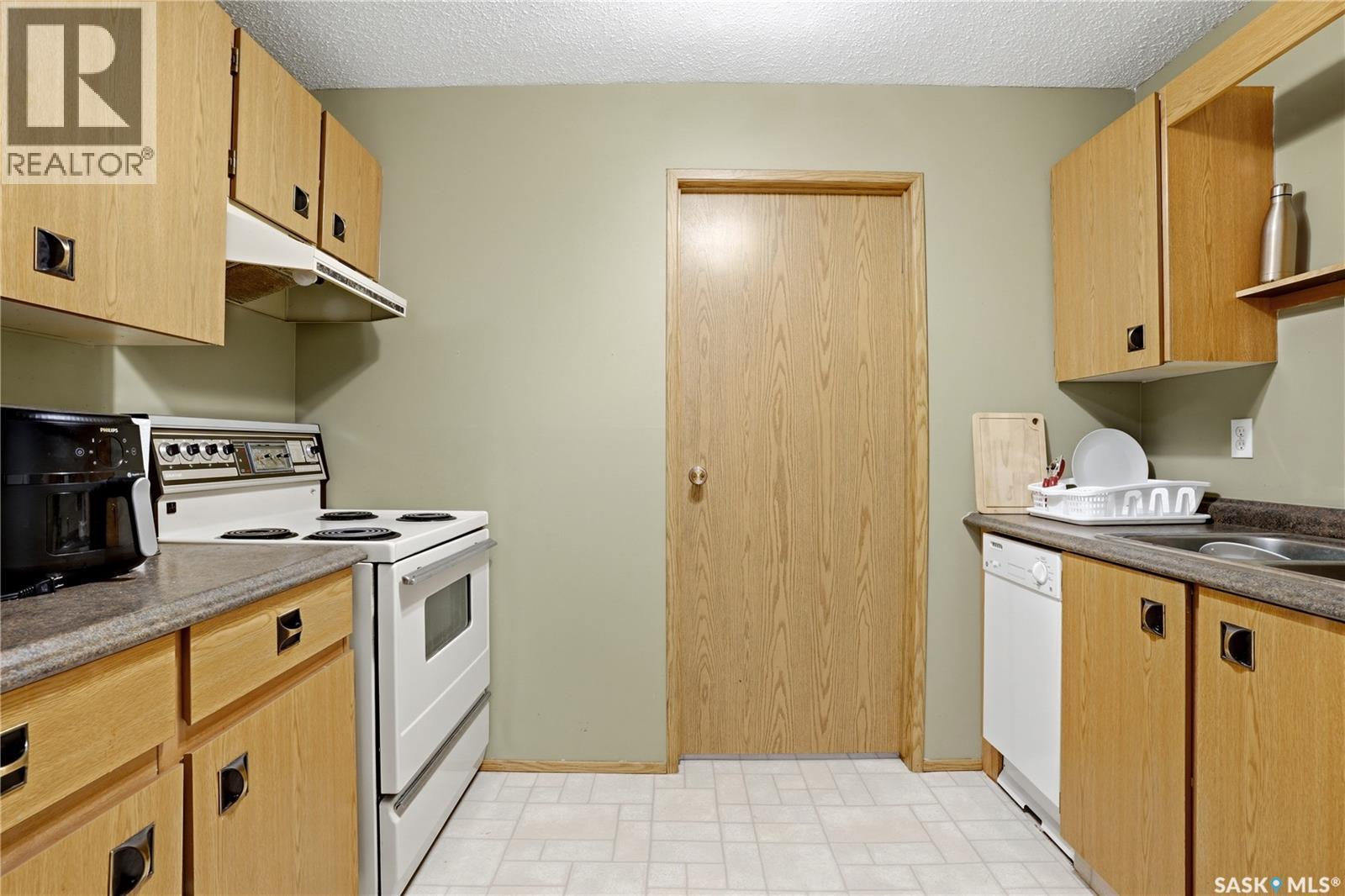 10 6575 Rochdale Boulevard, Regina, SK - Indoor Photo Showing Kitchen With Double Sink