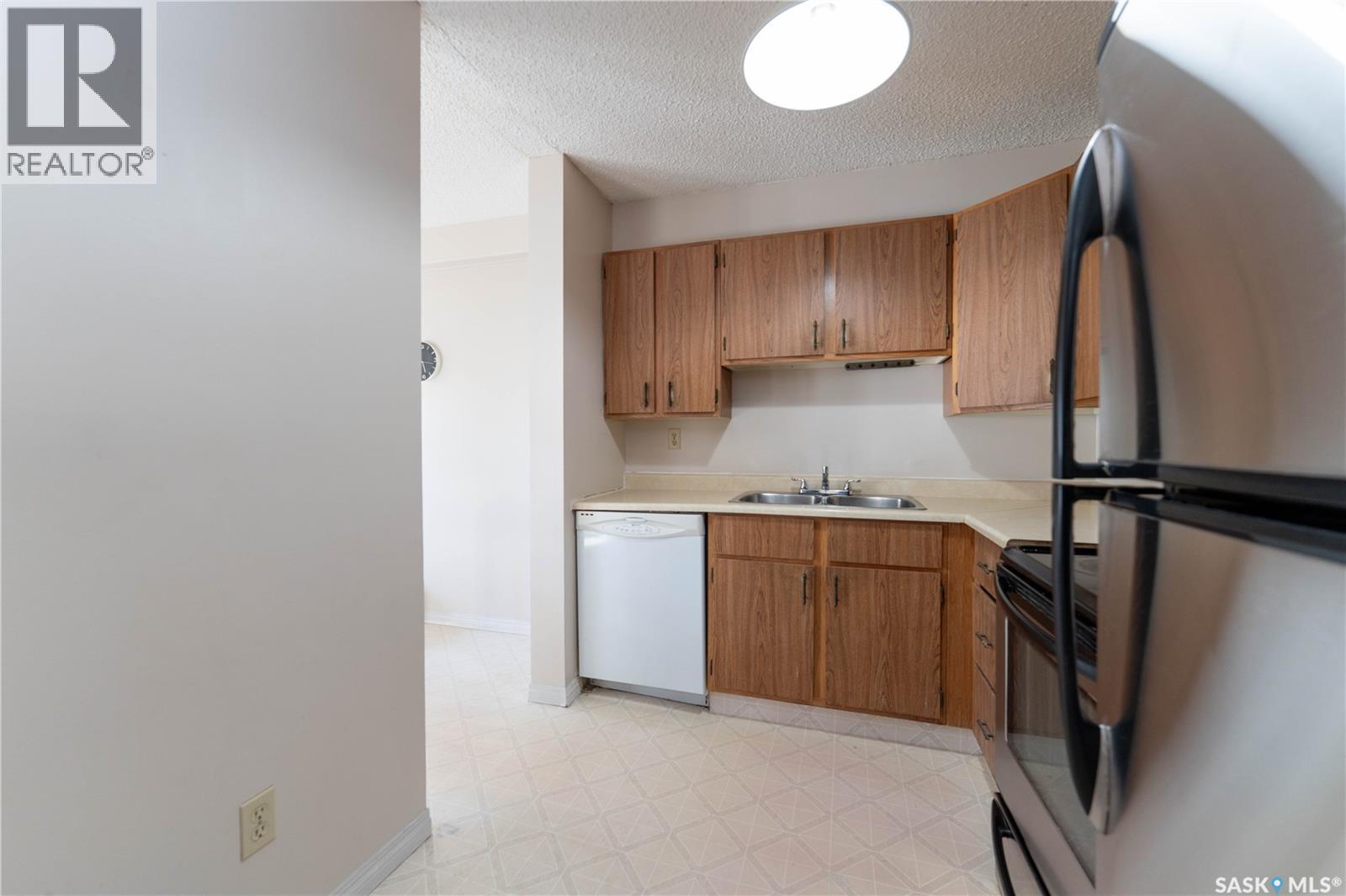 303 302 Tait Crescent, Saskatoon, SK - Indoor Photo Showing Kitchen With Double Sink