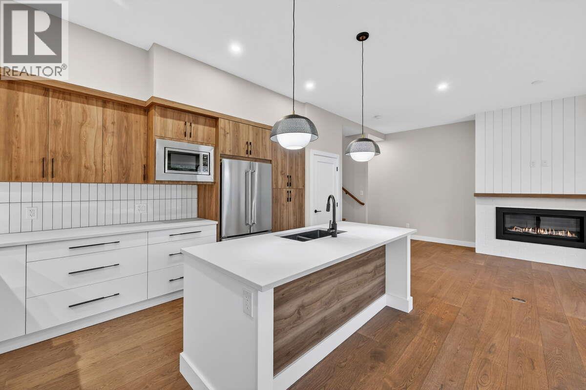 1550 Union Road Unit# 44, Kelowna, BC - Indoor Photo Showing Kitchen With Fireplace With Double Sink With Upgraded Kitchen
