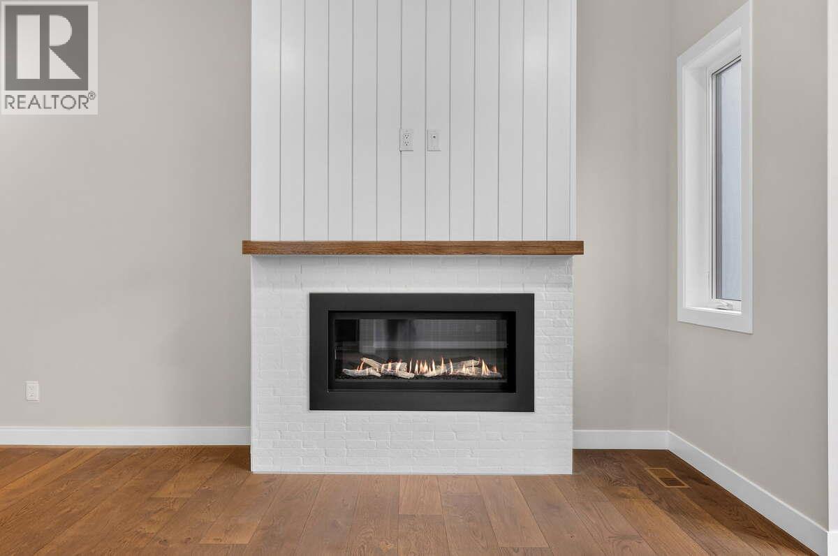 1550 Union Road Unit# 44, Kelowna, BC - Indoor Photo Showing Living Room With Fireplace