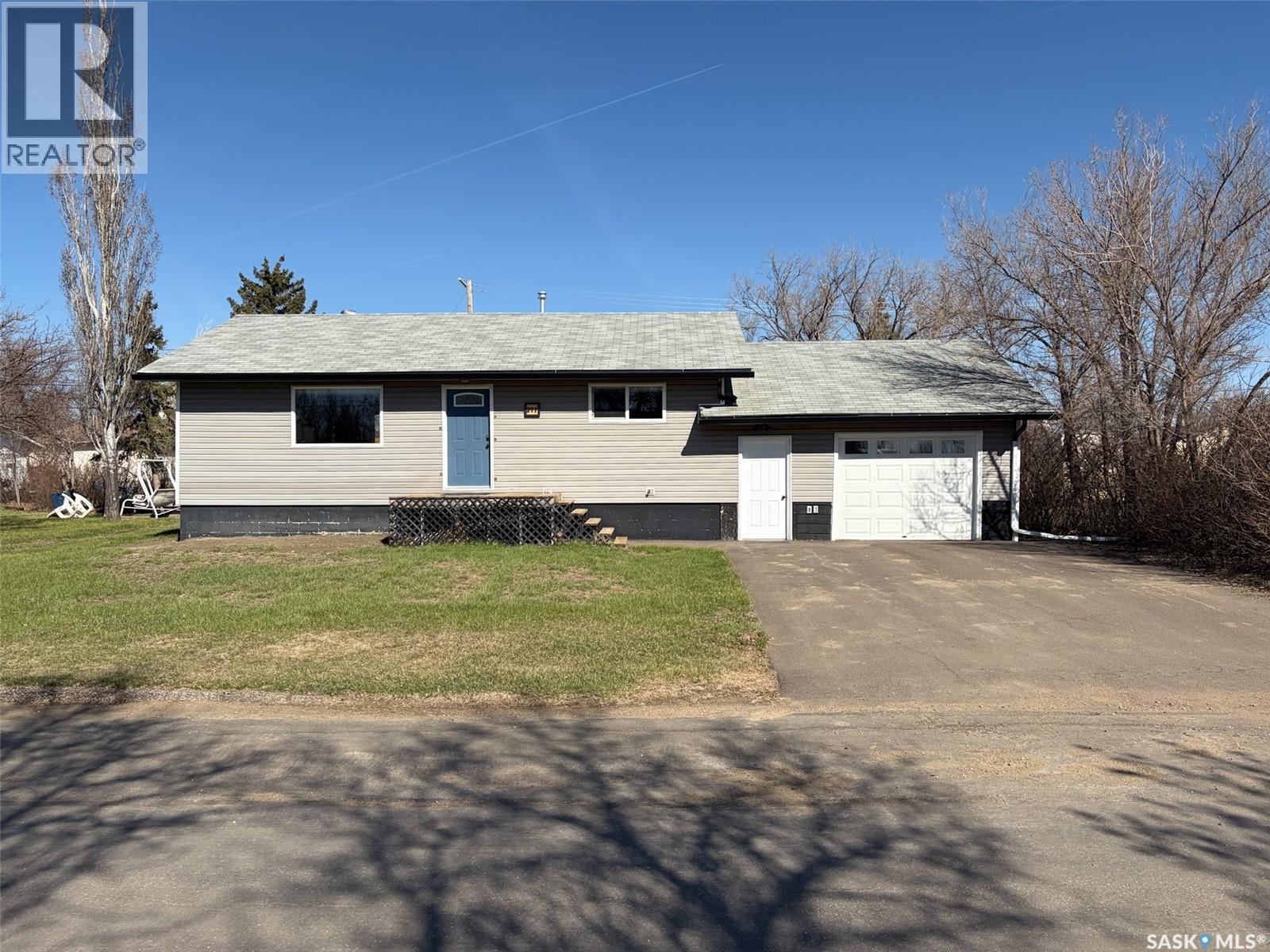 211 2Nd Street S, Cabri, SK - Outdoor