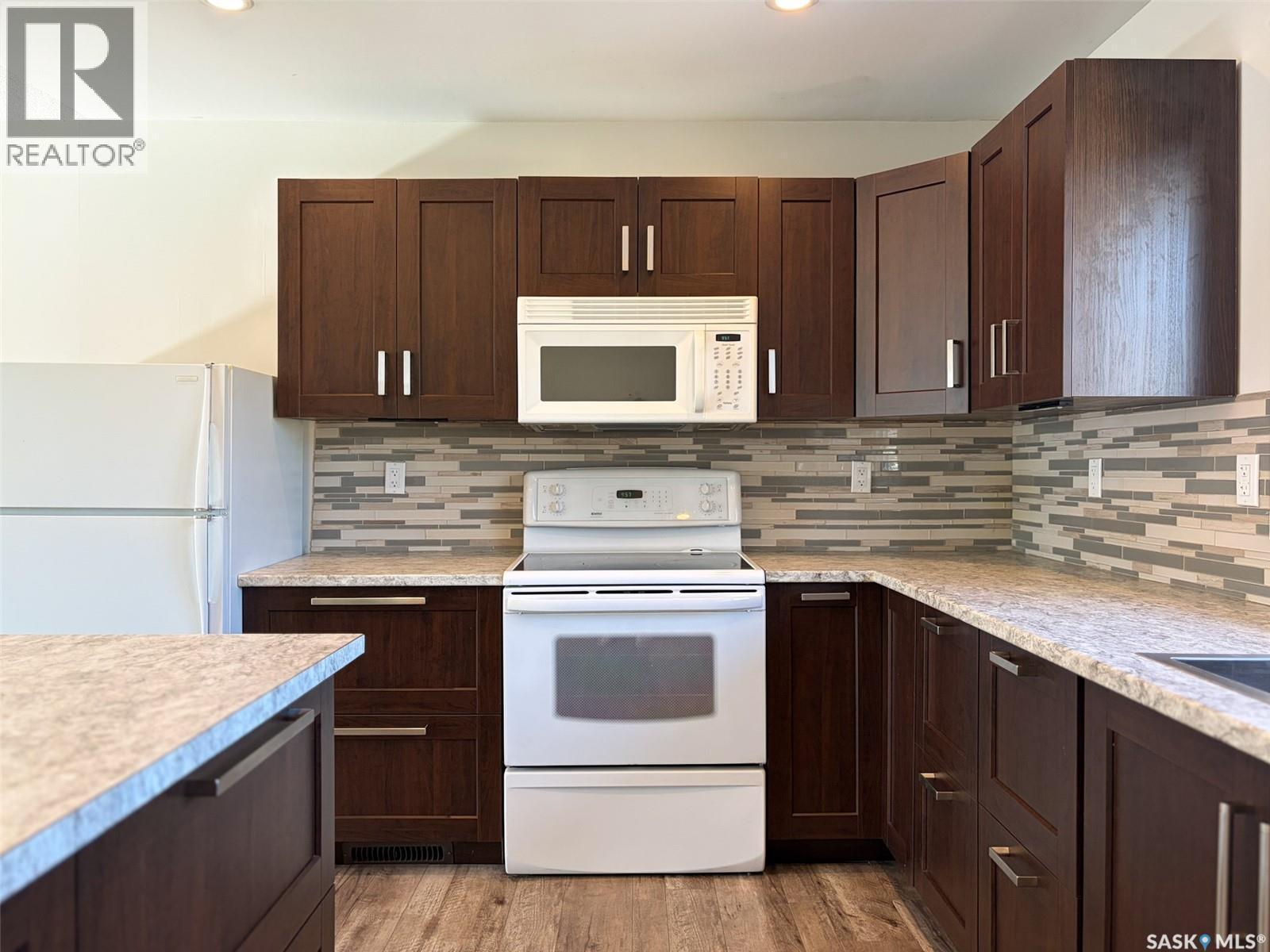 211 2Nd Street S, Cabri, SK - Indoor Photo Showing Kitchen