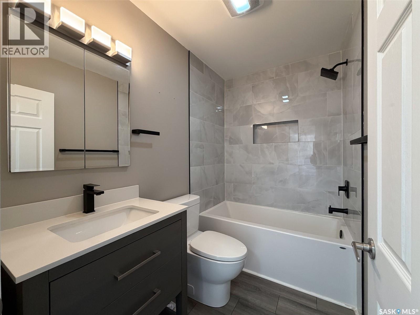211 2Nd Street S, Cabri, SK - Indoor Photo Showing Bathroom