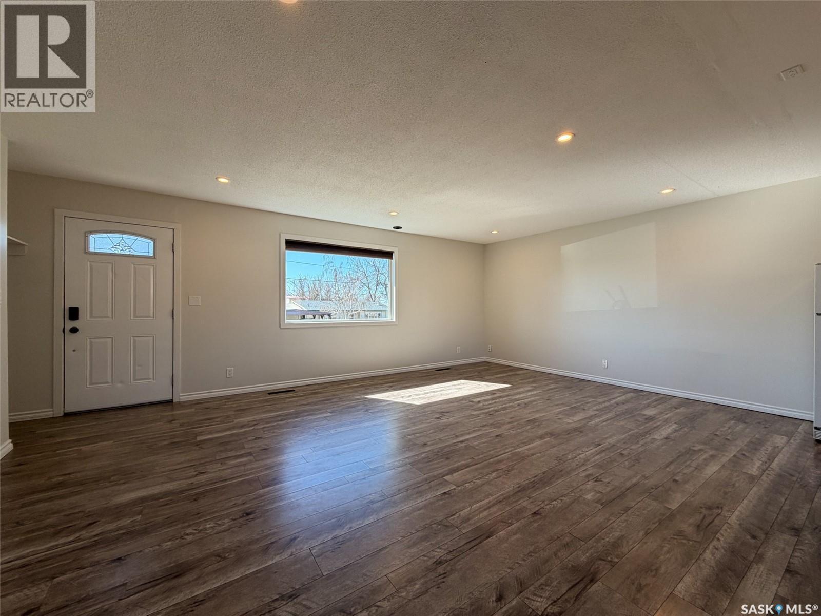 211 2Nd Street S, Cabri, SK - Indoor Photo Showing Other Room