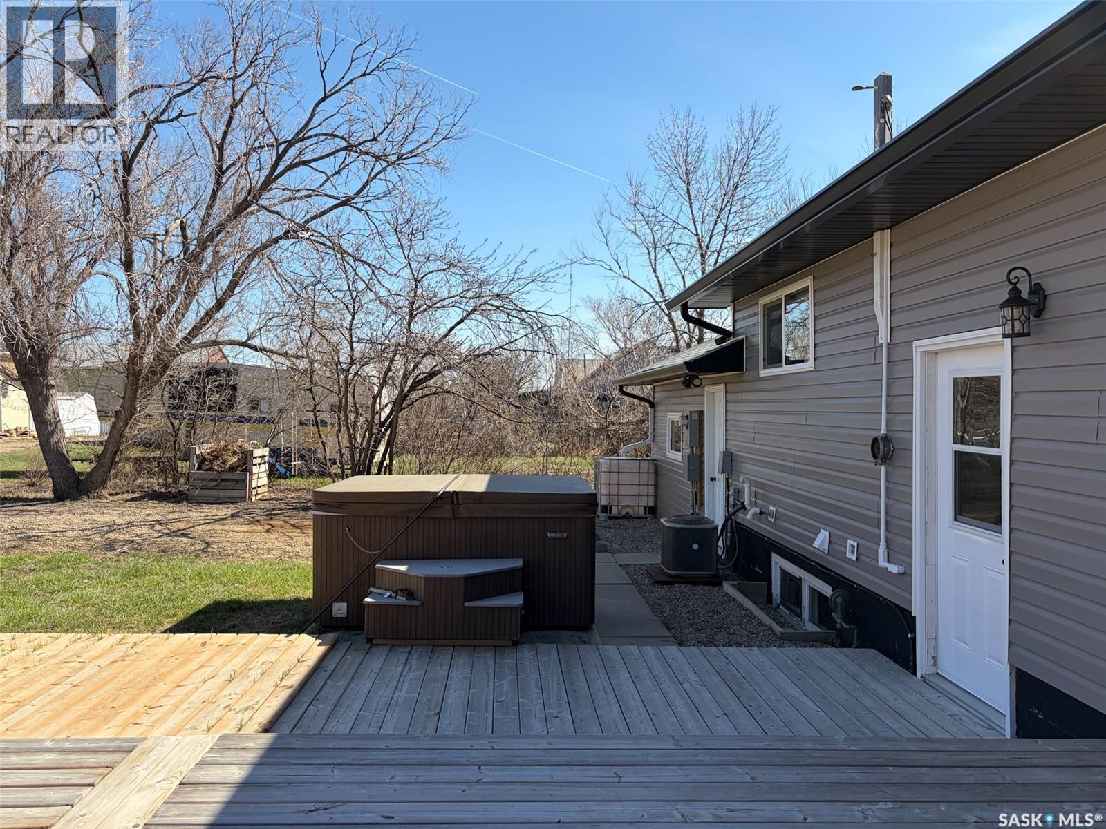 211 2Nd Street S, Cabri, SK - Outdoor With Deck Patio Veranda