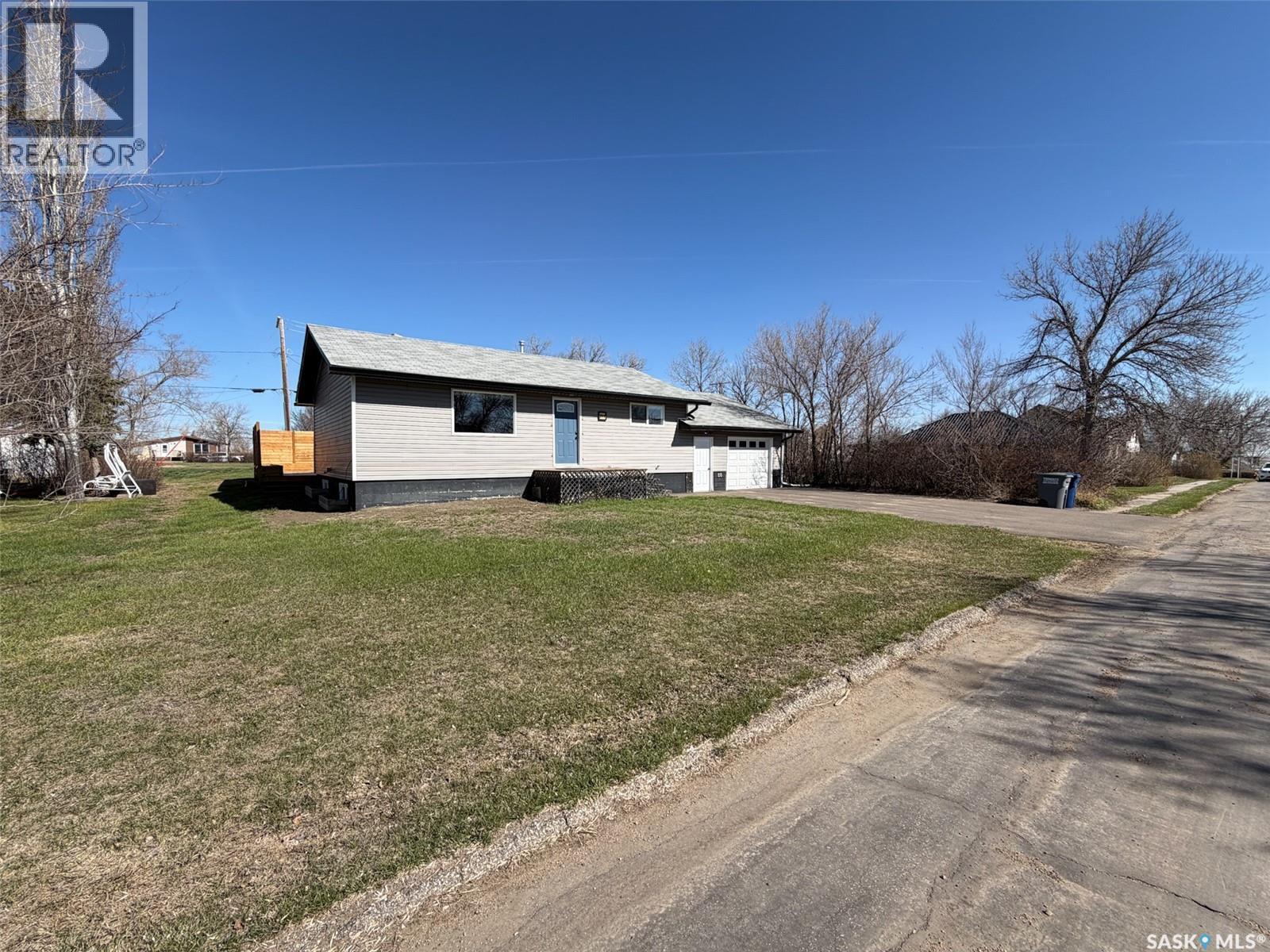 211 2Nd Street S, Cabri, SK - Outdoor