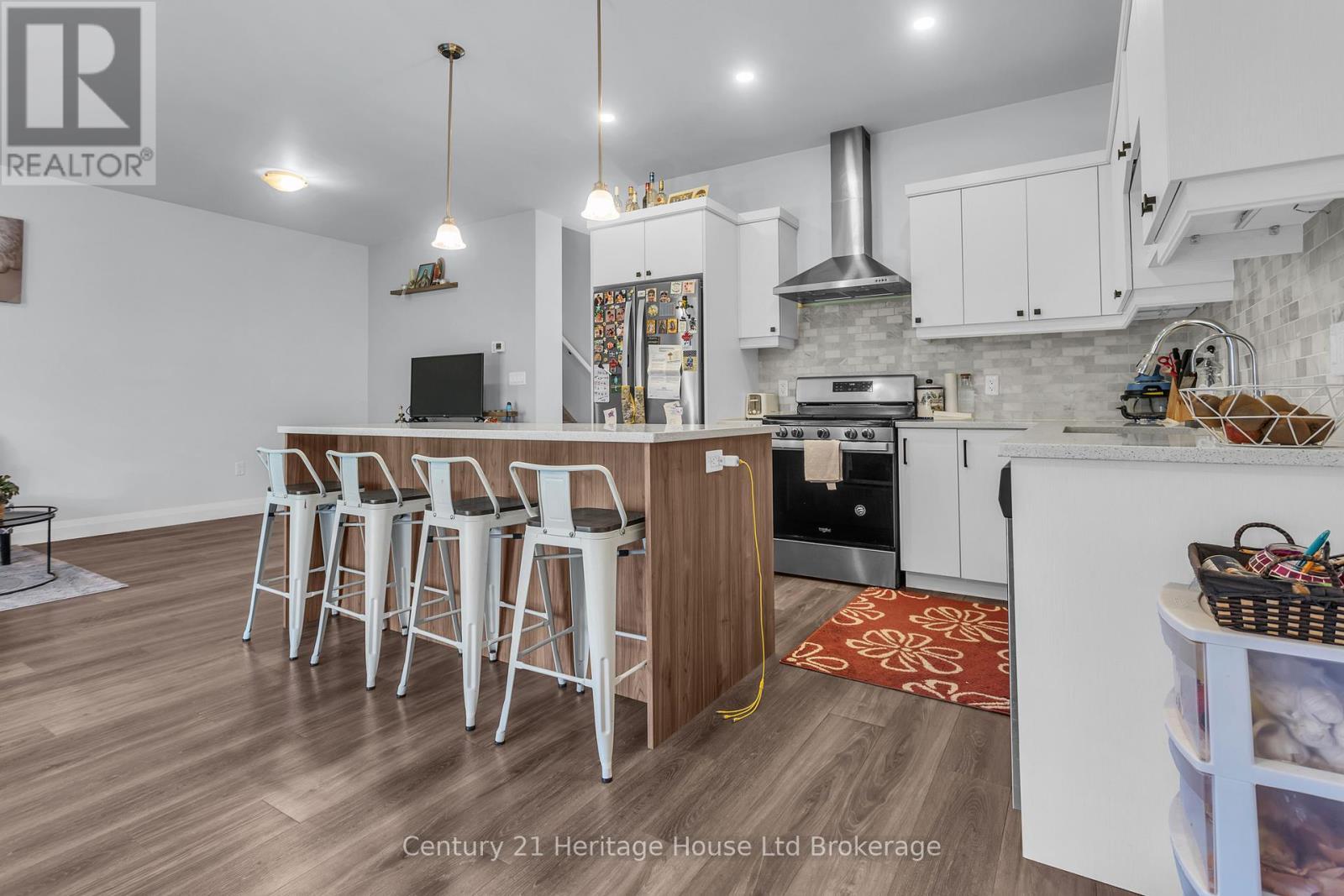 102 - 360 Quarter Town Line, Tillsonburg, ON - Indoor Photo Showing Kitchen With Upgraded Kitchen