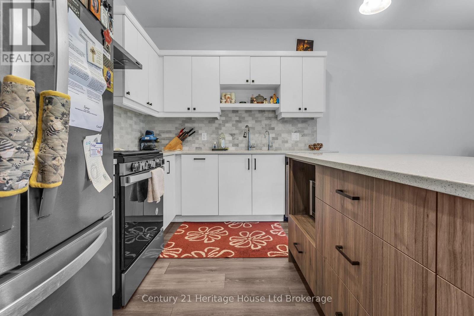 102 - 360 Quarter Town Line, Tillsonburg, ON - Indoor Photo Showing Kitchen
