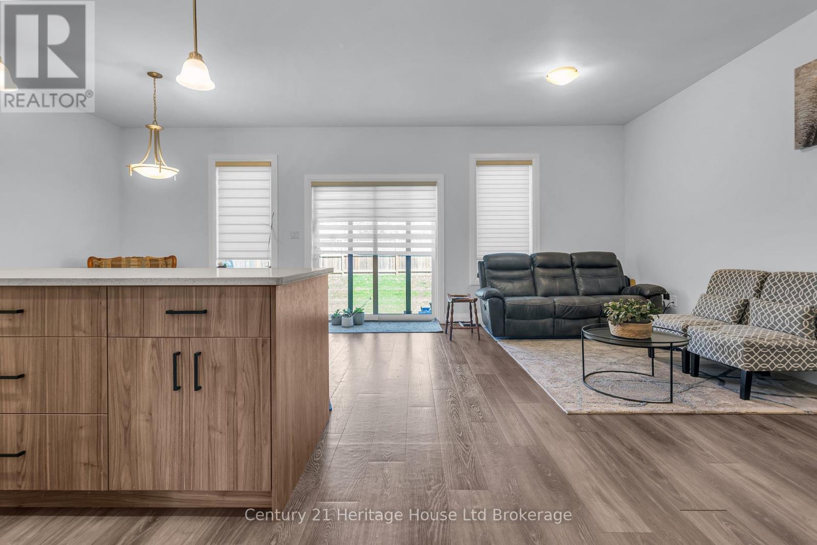 102 - 360 Quarter Town Line, Tillsonburg, ON - Indoor Photo Showing Living Room