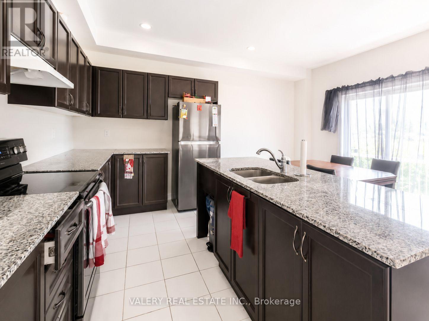 407 Linden Drive, Cambridge, ON - Indoor Photo Showing Kitchen With Double Sink With Upgraded Kitchen