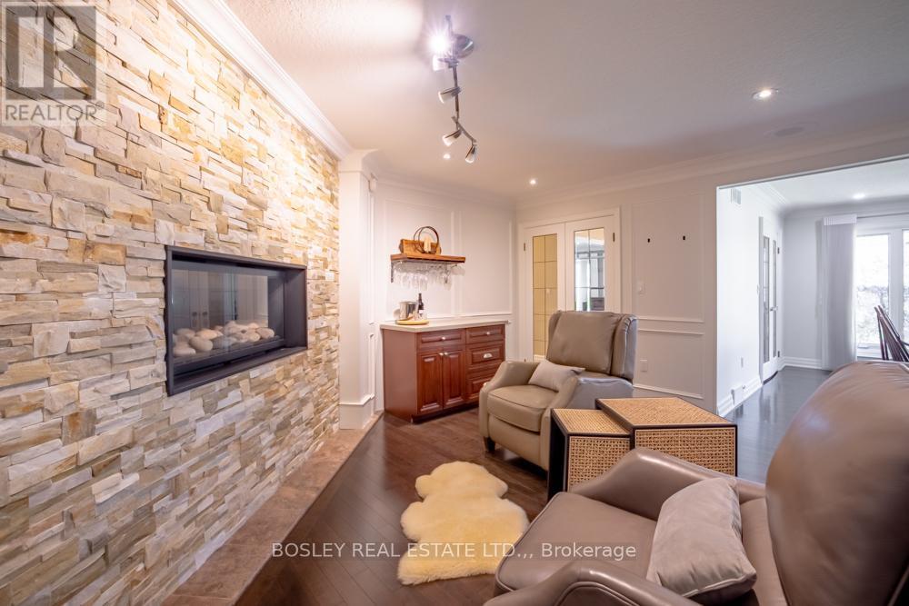 Sitting room with fireplace - 720 Lake Street, St. Catharines (Lakeshore), ON - Indoor