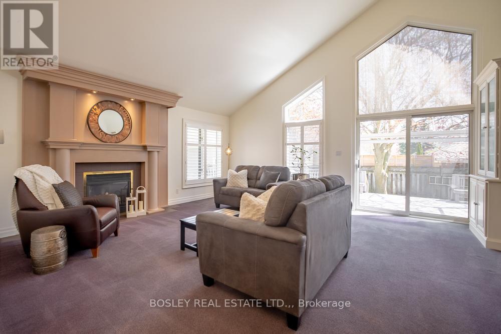 Great family with fireplace - 720 Lake Street, St. Catharines (Lakeshore), ON - Indoor Photo Showing Living Room With Fireplace