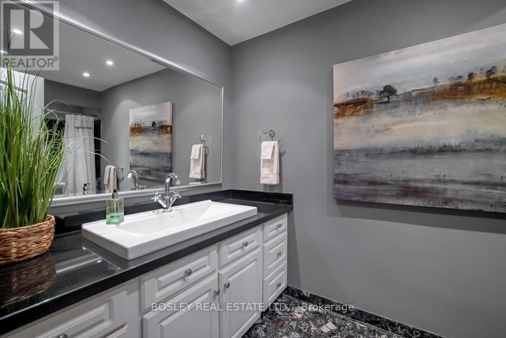 Main floor 4-piece bathroon - 720 Lake Street, St. Catharines (Lakeshore), ON - Indoor Photo Showing Bathroom