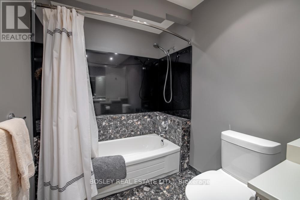 bathtub and shower combo - 720 Lake Street, St. Catharines (Lakeshore), ON - Indoor Photo Showing Bedroom