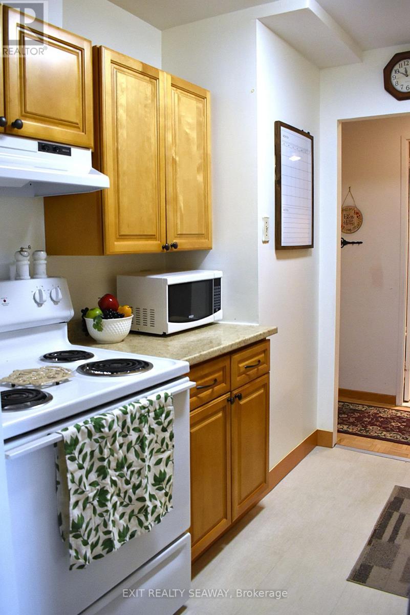 702 - 308 Second Street E, Cornwall, ON - Indoor Photo Showing Kitchen