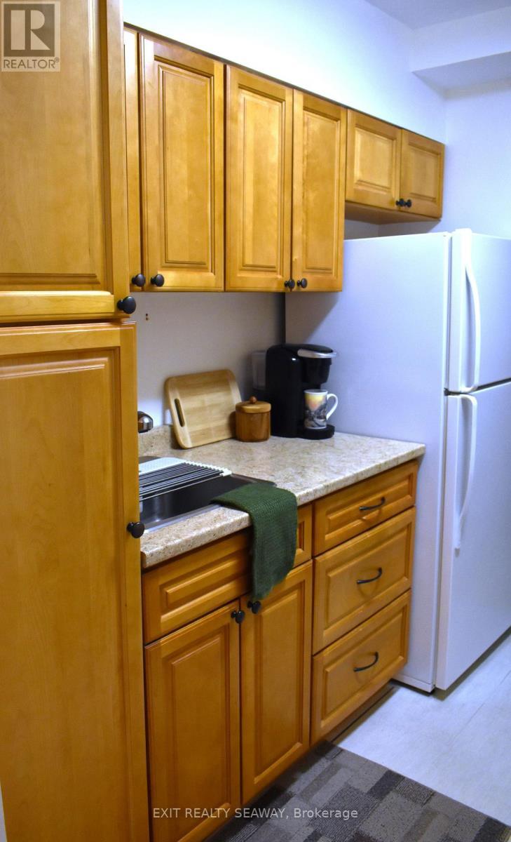 702 - 308 Second Street E, Cornwall, ON - Indoor Photo Showing Kitchen