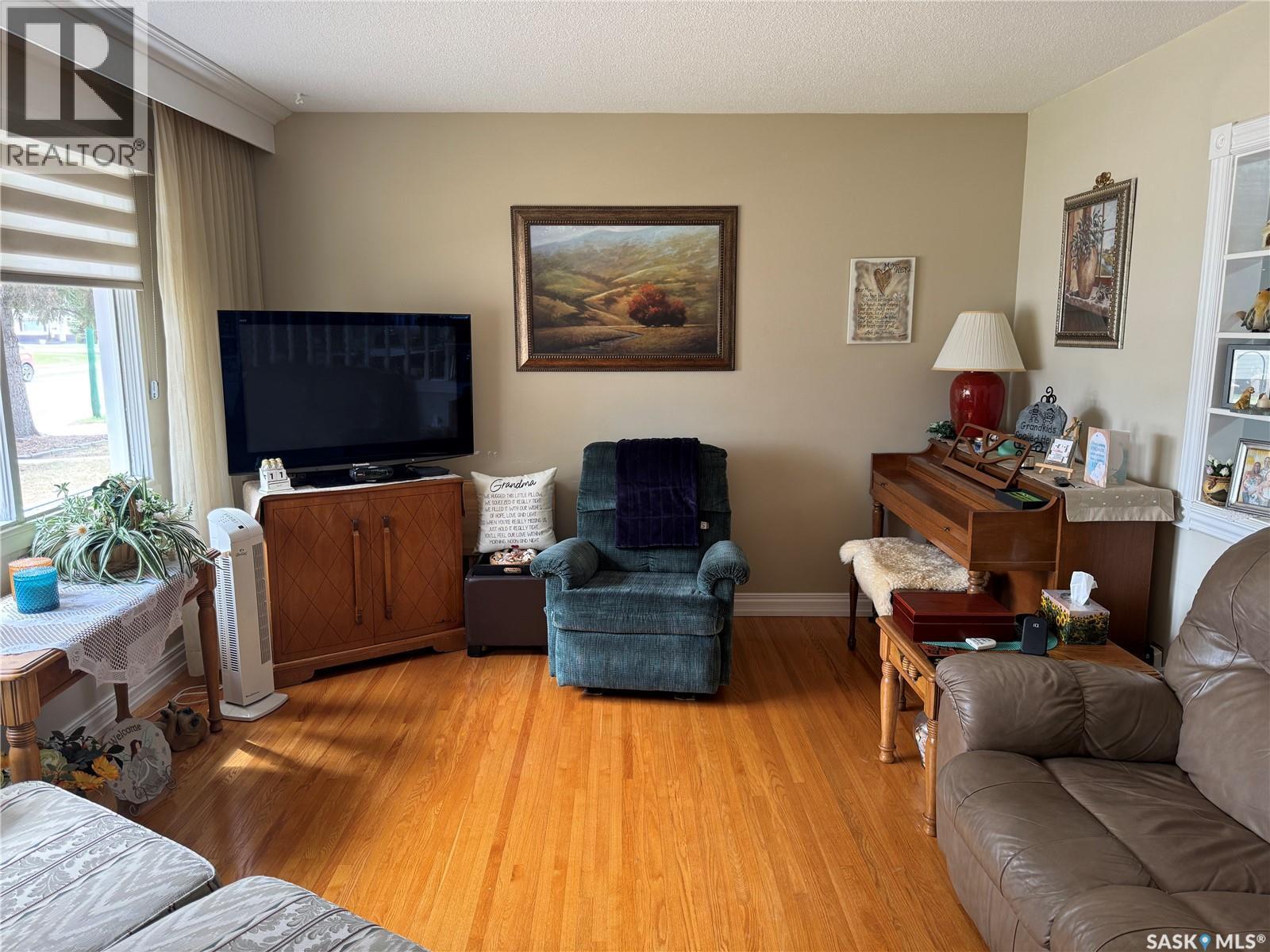 2504 Tomlinson Crescent, Saskatoon, SK - Indoor Photo Showing Living Room