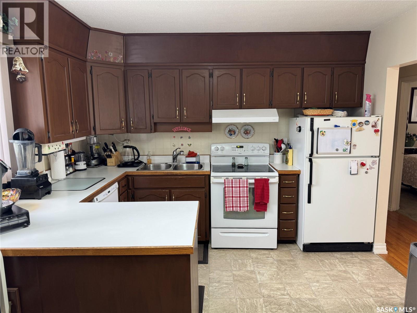 2504 Tomlinson Crescent, Saskatoon, SK - Indoor Photo Showing Kitchen With Double Sink