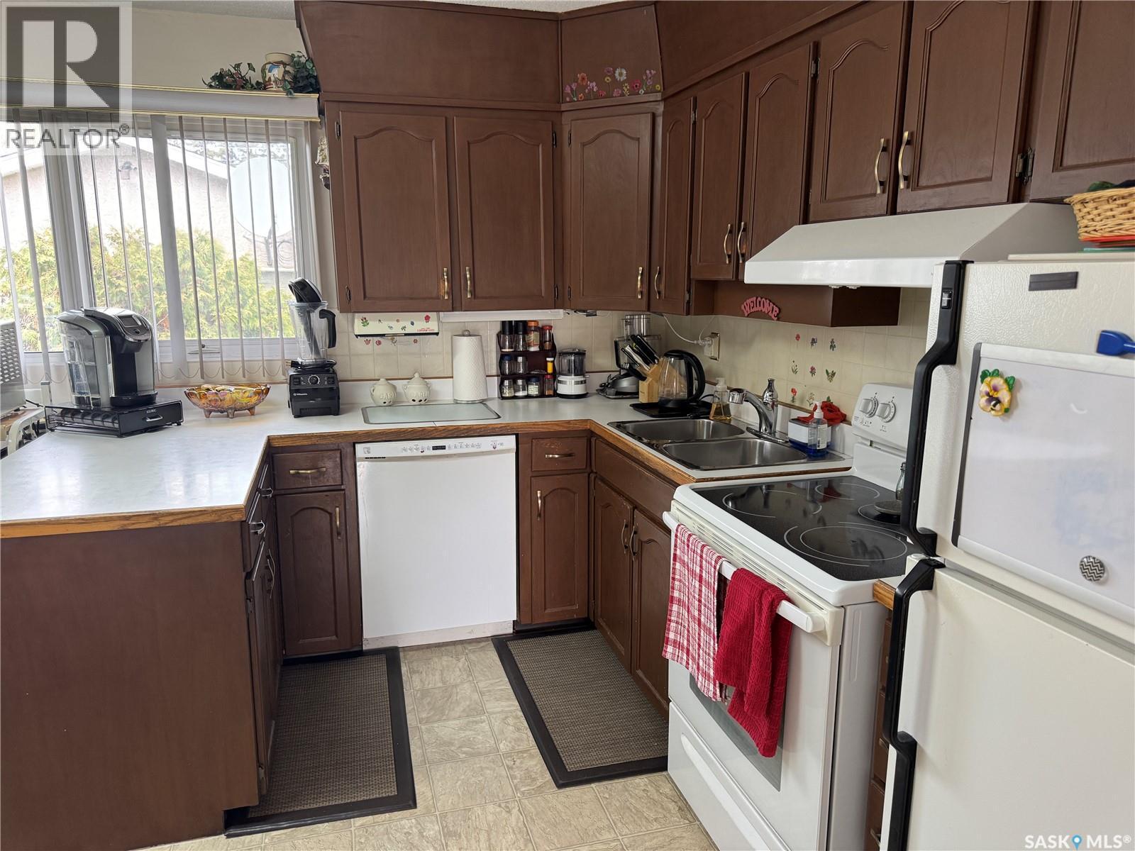 2504 Tomlinson Crescent, Saskatoon, SK - Indoor Photo Showing Kitchen With Double Sink