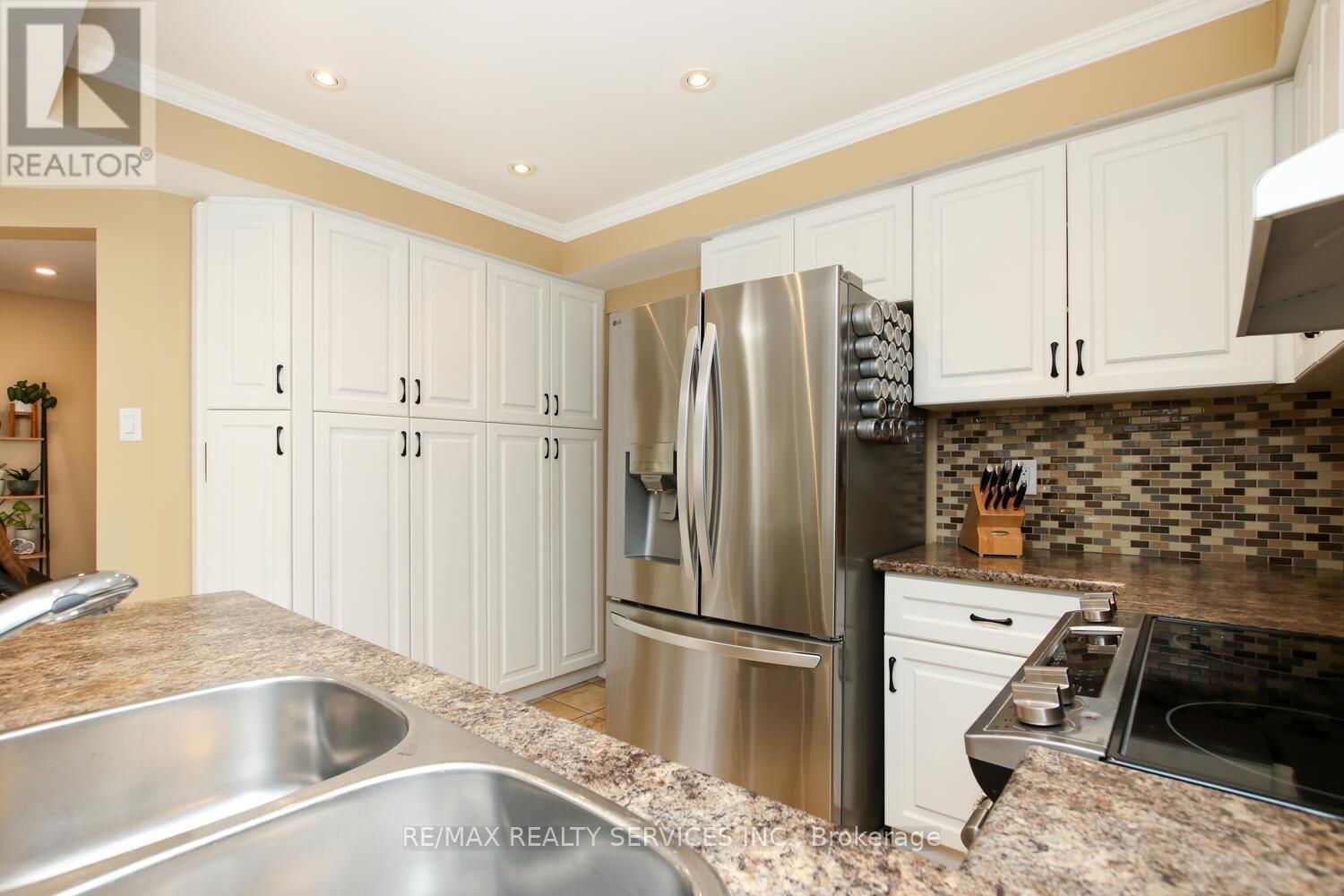 28 Chickadee Crescent, Brampton, ON - Indoor Photo Showing Kitchen With Double Sink
