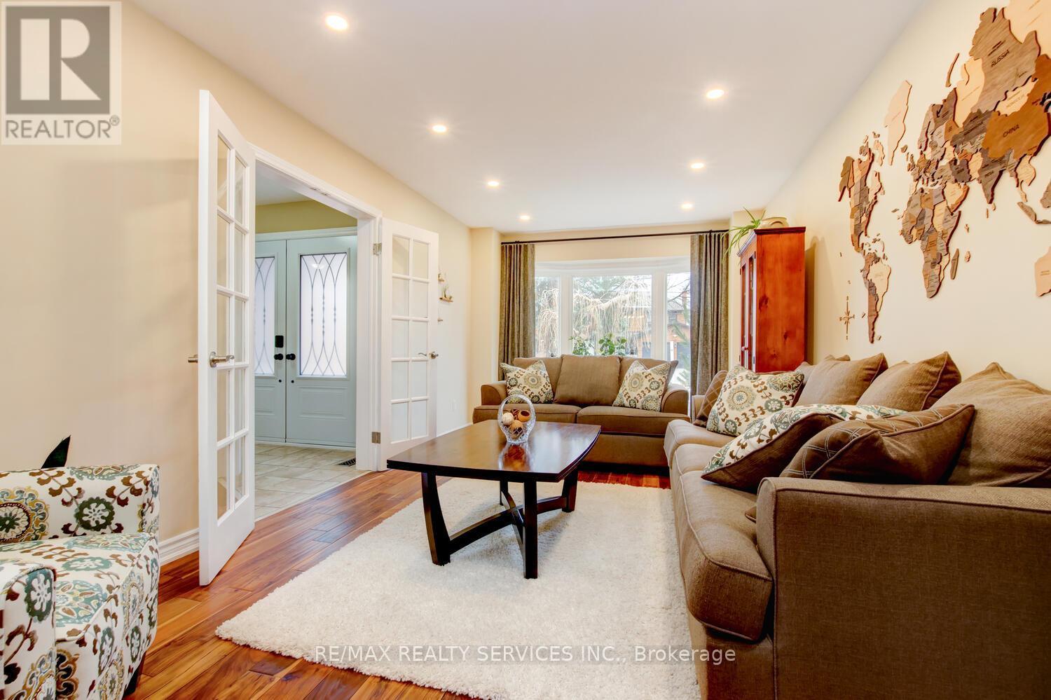28 Chickadee Crescent, Brampton, ON - Indoor Photo Showing Living Room