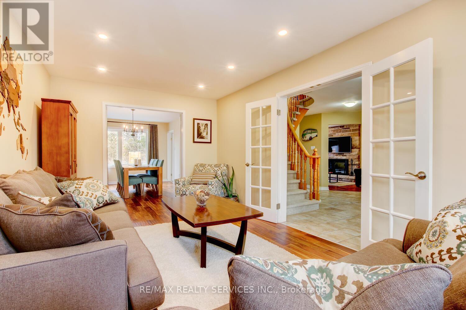 28 Chickadee Crescent, Brampton, ON - Indoor Photo Showing Living Room